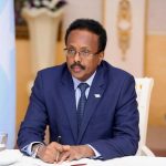Laba sabab oo Farmaajo ‘ku qasbeysa inuu ka aamuso’ qaraxii ka dhacay Muqdisho