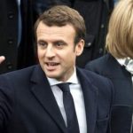 Madaxweynaha Faransiiska oo wejiga lagaga dharbaaxay meel fagaara ah