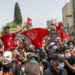 Madaxweyne kala diray baarlamanka dalkiisa, shaqadana ka eryay raysal wasaarihiisa