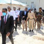 Duqa Muqdisho oo kormeeray wadooyin uu biyo dhigay Roobka