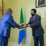 Madaxweyne Farmaajo oo Waraaqaha Aqoonsiga ka guddoomay labo safiir.