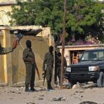 Nin watay Bambooyin oo lagu toogtay Magaalada Muqdisho