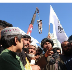 Taalibaan oo meydadka dad ay dileen ku soo bandhigay wiish korkiisa.