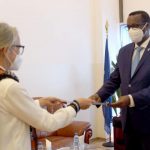 Safiirka cusub ee Midowga Yurub oo warqadaha aqoonsiga laga guddoomay.