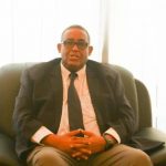 Cumar Cabdirashiid oo ka soo dagay Muqdisho, soona bandhigay qorshe looga hortagikaro boobka doorashada. Cumar Cabdirashiid ayaa sheegay in dalka xaalad qatar ah ku sugan yahay