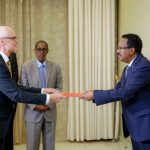 Madaxweyne Farmaajo oo maanta warqadaha aqoonsiga ka guddoomay laba Danjire