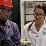 Maxay tahay sababta telefoonada Afrika ee layska tuuray loogu raro Yurub? Shirkad Yurub u rartaa telefoonada AFRIKA ee layska tuuray si dib u habeyn loogu sameynayo.