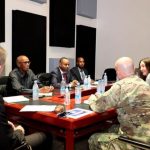 Wasiirka gaashaandhiga oo shir albaabada uxiran la yeeshay saraakiil Mareykan ah