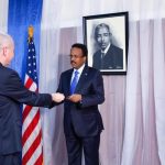 Safiirka cusub ee Maraykanka oo warqadaha aqoonsiga looga gadoomay goobta loo ekeysiiyay Villa Somalia