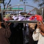 Kooxo hubeysan oo bartamaha Pakistan ku dilay nin gubay bogag ka mid ah Quraanka Kariimka.