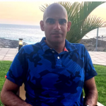 Nin kelidiisa ugu deeqay qof uusan aqoonin.