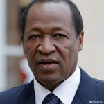 Madaxweyne hore oo xabsi daa’in loogu xukumay dilka hoggaamiyihii hore ee dalkaas.