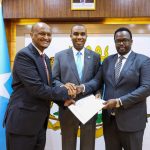 Ra’iisul wasaare Xamza oo xilka u kala wareejiyey RW ku xigeenka cusub iyo R/W ku xigeenkii hore.