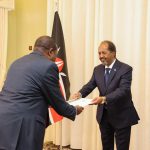 Madaxweyne Xasan Sheekh oo warqadaha aqoonsiga Danjirenimo kaga guddoomay safiirka cusub ee Kenya.