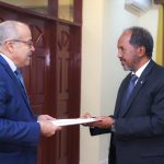 Madaxweyyne Xasan Sheekh oo lasoo gaarsiiyey dhambaal uga timid Madaxweynaha dalka Al-geria