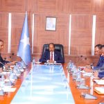 Madaxweyne Xasan Sheekh oo la kulmay Guddiga Qaran ee La-dagaallanka Lacag-dhaqidda.
