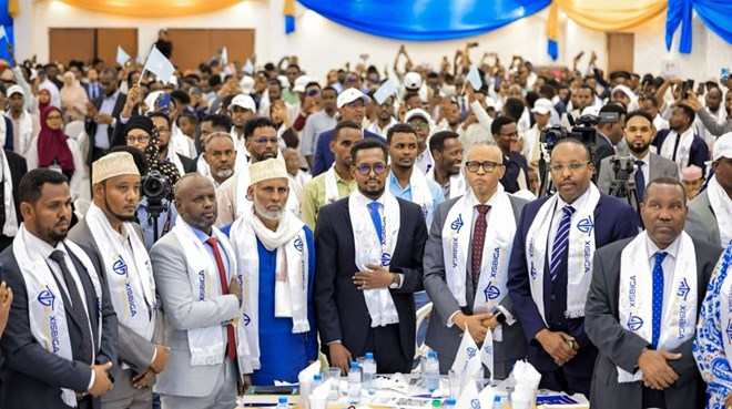 Xisbiga Xaqsoor oo Ku Dhawaaqay In Uu Taageerayo Musharax Kale Doorashada Soo Socota Sawir muujinaya hoggaanka Xisbiga Xaqsoor oo shir ku yeeshay magaalada Muqdisho si ay uga wada hadlaan istiraatiijiyadda siyaasadeed ee xisbiga ka hor doorashada guud ee 2026/2027.