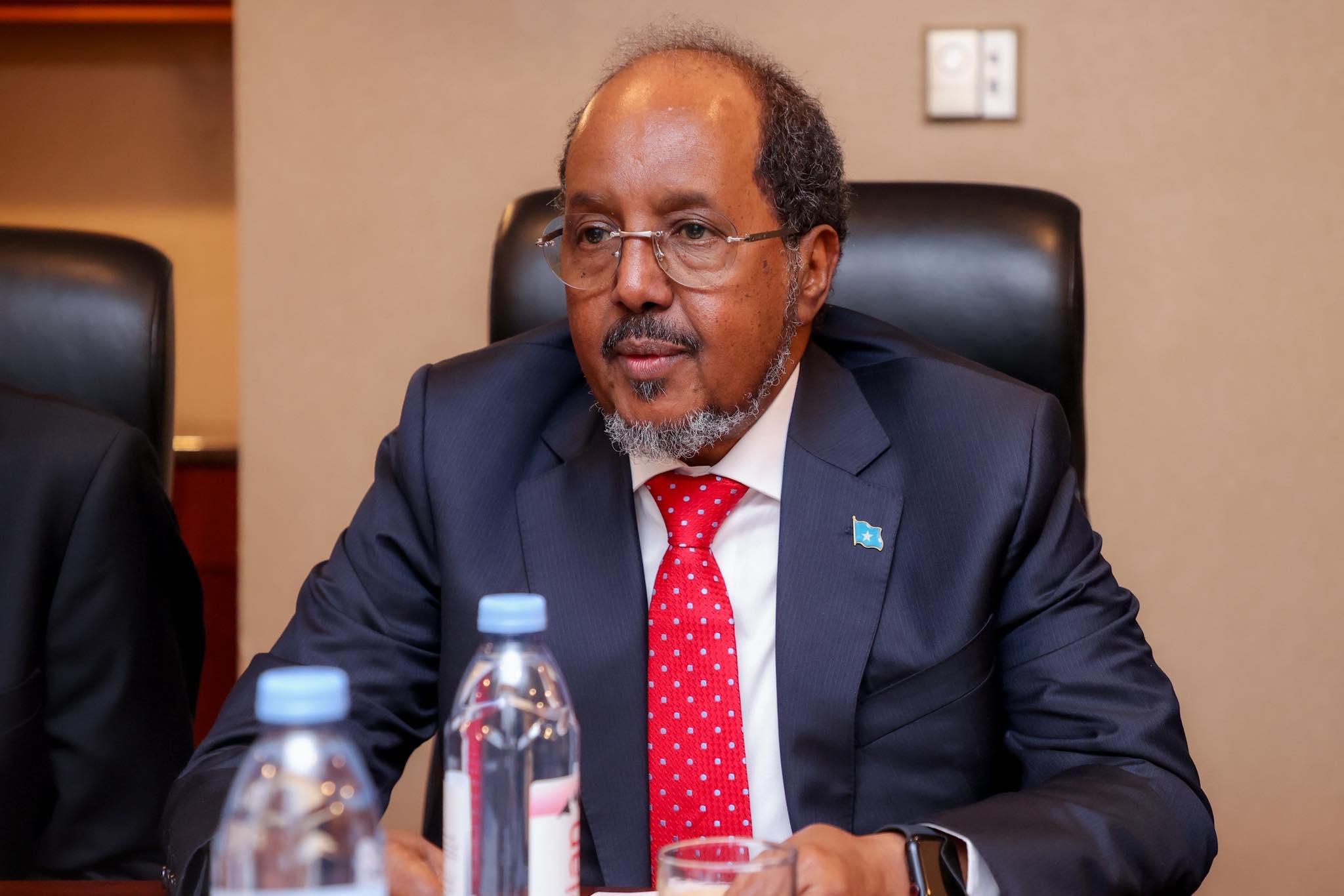 Madaxweynaha Soomaaliya Xasan Sheekh Maxamuud iyo Madaxweynaha Jubbaland Axmed Madoobe oo ku kulmaya magaalada Kismaayo si ay uga wada hadlaan arrimaha siyaasadda iyo doorashooyinka deegaanka.