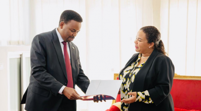 Safiirka Soomaaliya Ilyas Cali Xasan oo waraaqaha aqoonsiga u gudbinaya Wasiirka Arrimaha Dibadda ee Congo Safiirka Soomaaliya Ilyas Cali Xasan oo waraaqaha aqoonsiga danjirnimo si rasmi ah ugu gudbinaya Wasiirka Arrimaha Dibadda ee Jamhuuriyadda Dimuqraadiga ee Congo, Marwo Thérèse Kayikwamba Wagner, magaalada Kinshasa.