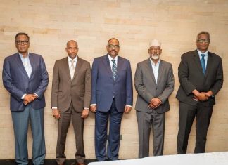 Golaha Mustaqbalka Soomaaliyeed oo soo saaray Go’aamo Jiheynaya Siyaasada Dalka Shan masuul oo si rasmi ah u labisan ayaa safan gudaha qol shir ah, iyagoo ka tirsan Golaha Mustaqbalka Soomaaliyeed oo shir ku yeeshay magaalada Nairobi.