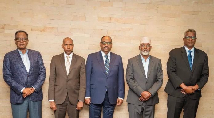 Golaha Mustaqbalka Soomaaliyeed oo soo saaray Go’aamo Jiheynaya Siyaasada Dalka Shan masuul oo si rasmi ah u labisan ayaa safan gudaha qol shir ah, iyagoo ka tirsan Golaha Mustaqbalka Soomaaliyeed oo shir ku yeeshay magaalada Nairobi.