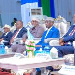 Shirweynaha Aayo-Katashiga Soomaaliyeed oo War-Murtiyeed Culus ka Soo Saaray Kismaayo Hoggaamiyeyaal iyo siyaasiyiin Soomaaliyeed oo ku fadhiya fagaaraha Shirweynaha Aayo-Katashiga Soomaaliyeed ee Kismaayo, iyagoo dhageysanaya munaasabadda lagu soo bandhigay war-murtiyeedka shirweynaha, December 2025.