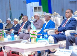 Shirweynaha Aayo-Katashiga Soomaaliyeed oo War-Murtiyeed Culus ka Soo Saaray Kismaayo Hoggaamiyeyaal iyo siyaasiyiin Soomaaliyeed oo ku fadhiya fagaaraha Shirweynaha Aayo-Katashiga Soomaaliyeed ee Kismaayo, iyagoo dhageysanaya munaasabadda lagu soo bandhigay war-murtiyeedka shirweynaha, December 2025.