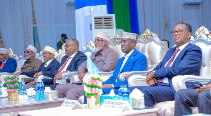 Shirweynaha Aayo-Katashiga Soomaaliyeed oo War-Murtiyeed Culus ka Soo Saaray Kismaayo Hoggaamiyeyaal iyo siyaasiyiin Soomaaliyeed oo ku fadhiya fagaaraha Shirweynaha Aayo-Katashiga Soomaaliyeed ee Kismaayo, iyagoo dhageysanaya munaasabadda lagu soo bandhigay war-murtiyeedka shirweynaha, December 2025.