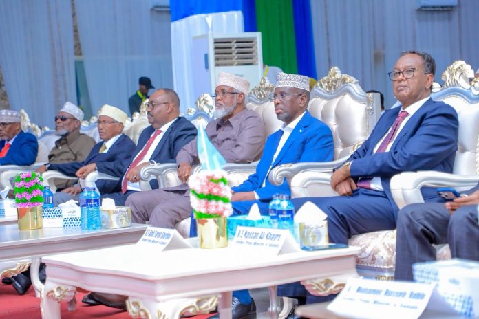 Hoggaamiyeyaal iyo siyaasiyiin Soomaaliyeed oo ku fadhiya fagaaraha Shirweynaha Aayo-Katashiga Soomaaliyeed ee Kismaayo, iyagoo dhageysanaya munaasabadda lagu soo bandhigay war-murtiyeedka shirweynaha, December 2025.