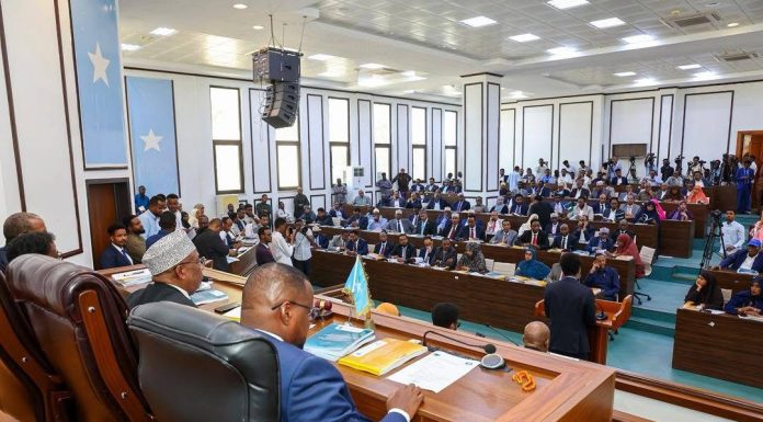 Mooshin xil ka qaadis ah oo laga gudbiyay Madaxweynaha Soomaaliya Xasan Sheekh Maxamuud